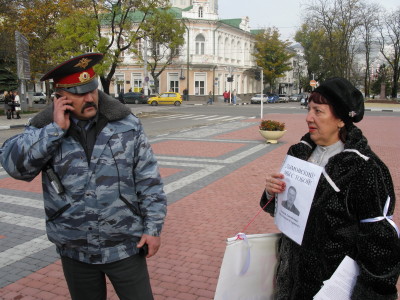 Пикет в поддержку майора милиции Алексея Дымовского, Новороссийск 14 ноября 2009. Фото Новороссийского комитета по правам человека