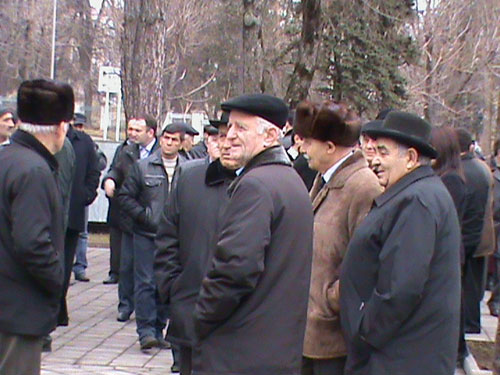 Митинг балкарского народа у Мемориала жертвам насильственной депортации балкарского народа. Нальчик, 8 марта 2010 года. Фото "Кавказского Узла"