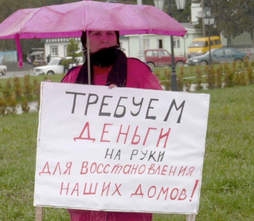 Участница митинга погорельцев в Цхинвале Фатима Багаева намерена требовать строительства своего дома. 16 апреля 2011 г. Фото "Кавказского узла"