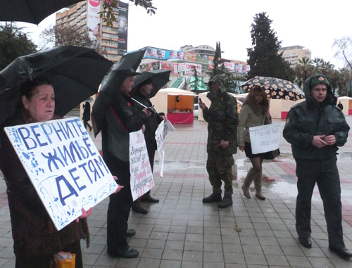 Экологи и обманутые дольщики вышли в пикет к мэрии города. Сочи, 29 февраля 2012 г. Фото Светланы Кравченко для "Кавказского узла"