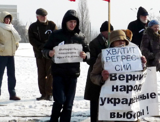 Ростов-на-Дону, 10 марта 2012 г. Участники митинга "За честные выборы!" на Театральной площади. Фото Олеси Диановой для "Кавказского узла" 