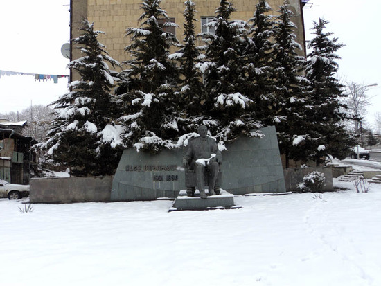 Памятник Алеку Манукяну.