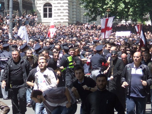 Толпа прорывает кордон полиции на площади Свободы. Тбилиси, 17 мая 2013 г. Фото Эдиты Бадасян для "Кавказского узла"