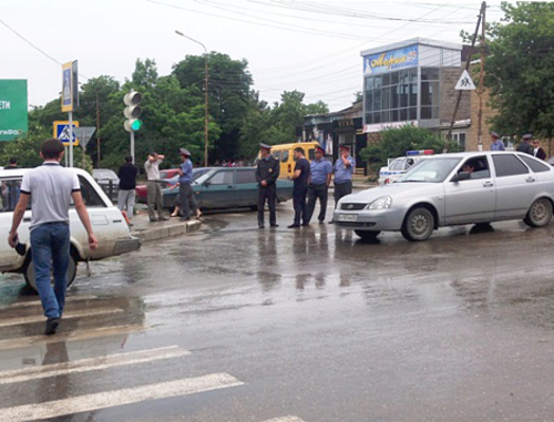 Полиция перекрывает улицу Советскую в Дербенте, чтобы помешать проведению митинга против переименования улицы Советской в Гейдара Алиева. 8 июня 2013 г. Фото предоставлено оргкомитетом митинга