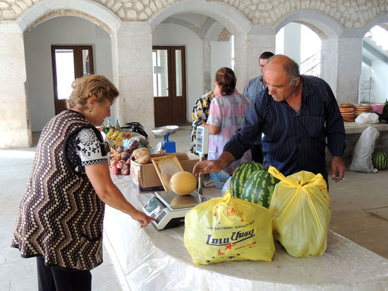 Мужчина привёз свою продукцию из Бердзорского района, соседствующего с Шушинским районом.