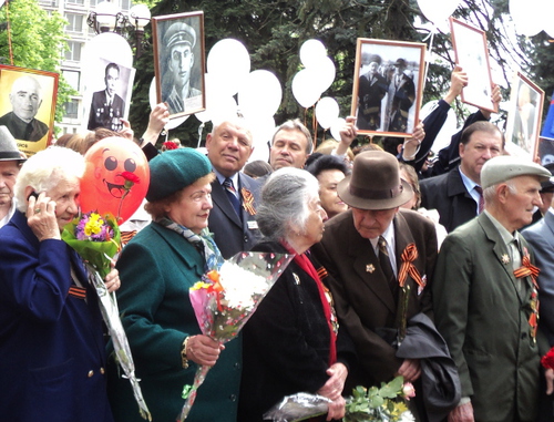 Акция "Бессмертный полк" в Нальчике 9 мая 2014 г. Ветераны у мемориала "Вечный огонь славы". Фото Луизы Оразаевой для "Кавказского узла" 