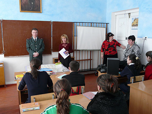 Северная Осетия. Начальник Пригородного райотдела нарконтроля Феликс Багаев проводит антинаркотическую лекцию в Камбилеевской средней школе №1, январь 2010 года. Фото "Кавказского Узла"