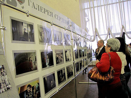 Выставка "Галерея сердец" в фойе Ростовского академического театра драмы имени М.Горького, 2 мая 2010 года. Фото "Кавказского Узла"