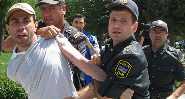 Баку, 12 июня 2010 года. Разгон полицией митинга партии "Мусават" и политического блока "Союз за демократию". Фото "Кавказского Узла"