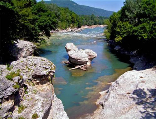 Адыгея, Хаджохская теснина, камень на р.Белой. Фото с сайта www.adygheya.ru