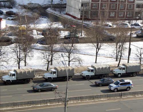 Москва, 11 марта 2011 г., 12: 30. Колонна техники и
личного состава Внутренних войск МВД РФ на Алтуфьевском шоссе. Фото "Кавказского узла".