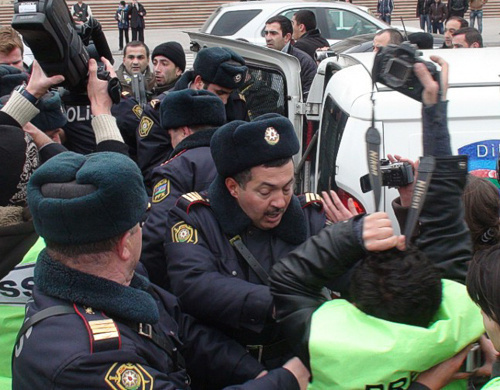 Разгон митинга оппозиции на площади Фонтанов в центре Баку, 12 марта 2011 г. Фото "Кавказского узла".
