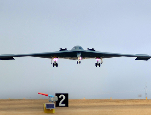 Американский стратегический бомбардировщик B-2 Спирит возвращается на базу после выполнения миссии по поддержке зоны, свободной от полетов, во исполнение резолюции Совбеза ООН №1973. 20 марта 2011г. Фото старшего пилота ВВС США Кенни Хольстона (www.flickr.com/photos/usairforce)
