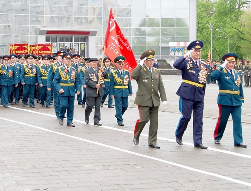  Северная Осетия, Владикавказ, Площадь Свободы, 9 мая 2011 г. Колонна ветеранов войны открыла праздничный парад. Знаменосец - Полный кавалер Ордена Славы Виктор Коняев.  Фото Владимира Иванова для Кавказского узла