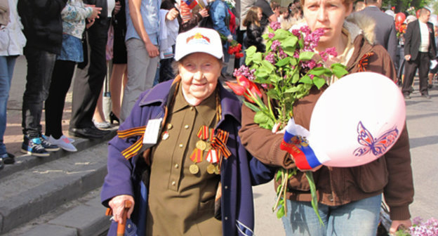 Празднование Победы в Ростове-на-Дону. Екатерина Деканис (слева), Юго-Западный фронт. 9 мая 2011 года. Фото "Кавказского узла" 