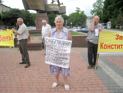 Митинг с требованием вернуть пайщикам ООО «Янтарь» земельные участки. Краснодарский край, г. Новороссийск, 12 июня 2011 г. Фото "Кавказского узла"