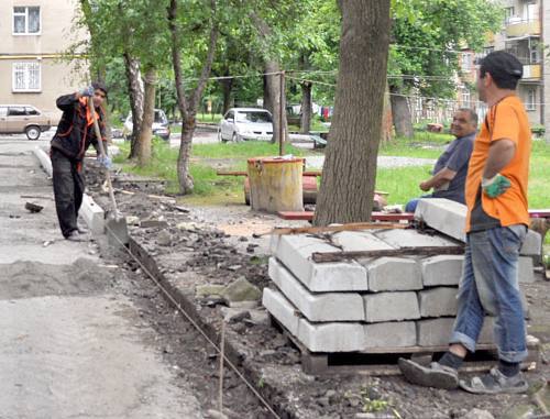 Работы по благоустройству  двора многоэтажного дома на улице Шмулевича во Владикавказе. Июль 2011 г. Фото "Кавказского узла"