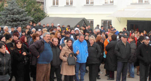 Сторонники Джамболата Тедеева у его дома по улице Островского в Цхинвале. 3 октября 2011 г. Фото "Кавказского узла"