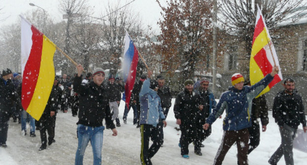 Шествие сторонников Аллы Джиоевой в Цхинвале, Южная Осетия, 29 ноября 2011 г. Фото Марии Котаевой для "Кавказского узла"