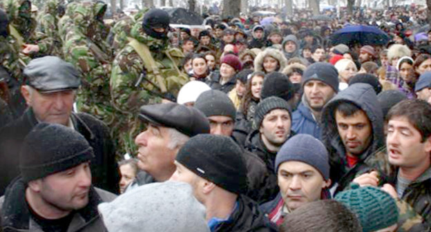 Митинг сторонников Аллы Джиоевой перед зданием правительства в Цхинвале. 30 ноября 2011 г. Фото: ИА "Рес", www.cominf.org