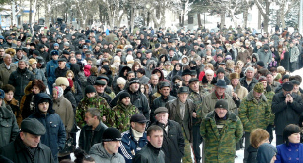 Митинг в знак консолидации общества на Театральной площади в Цхинвале 9 февраля 2012 г. Фото Марии Котаевой для "Кавказского узла"