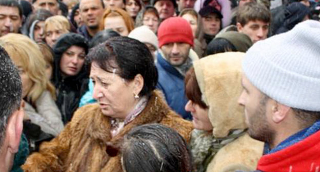 Алла Джиоева среди своих сторонников на митинге протеста в Цхинвале 30 ноября 2011 г. Фото: ИА "Рес", cominf.org