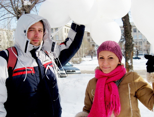 Волгоград, 19 февраля 2012 г. Активисты движения "Лига избирателей" раздают прохожим белые шары. Фото Вячеслава Ященко для "Кавказского узла"