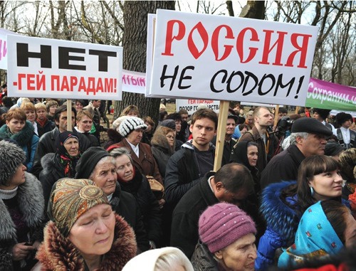 Митинг в поддержку возрождения духовно-нравственных ценностей и против акции группы Pussy Riot в московском храме Христа Спасителя прошел в Краснодаре. 31 марта 2012 г. Фото: Елена Синеок. ЮГА.ру