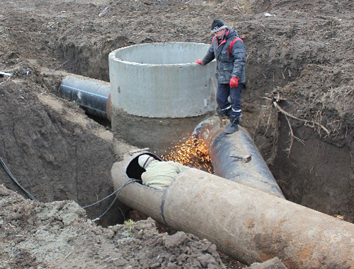 Замена водопроводной трубы. Фото пресс-службы ООО "Югводоканал", http://www.yugvodokanal.ru