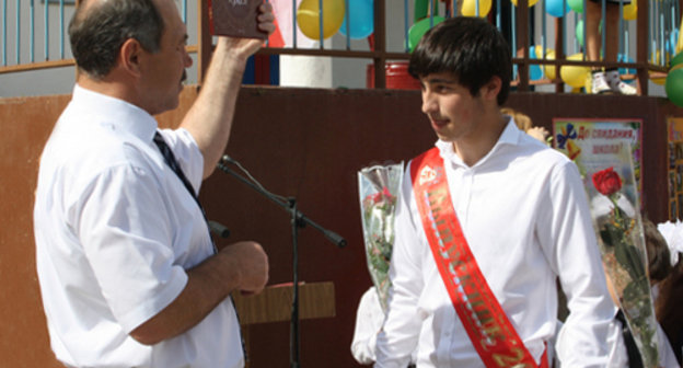 Последний звонок в школе. Дагестан, Тарумовский район, 25 мая 2013 г. Фото: http://www.riadagestan.ru