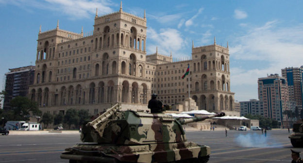 Военный парад в Баку 26 июня 2013 г. 152-мм самоходная гаубица 2С19 "Мста-С". Фото Азиза Каримова для "Кавказского узла"