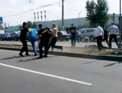 Москва, 30 июня 2013 г. Драка на Новоясеневском проспекте у ТРЦ "Принц плаза". Кадр из видеородика , выложенного на Youtube пользователем Богданом Митроновым-Слободским, http://www.youtube.com/watch?feature=player_embedded&v=ANwz2uY74UM