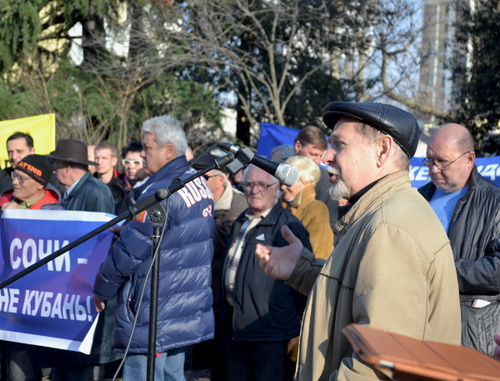 Участники митинга с требованием навести порядок в системе жилищно-коммунального хозяйства и управлении городом. Сочи, 5 января 2014 г. Фото Светланы Кравченко для "Кавказского узла"