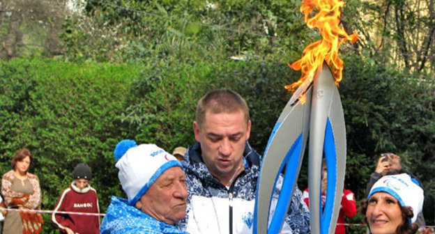 Председатель общества слепых в Сочи Гаянэ Тавакалян (справа)  передает эстафету паралимпийского огня. Сочи, 6 марта 2014 г. Фото Светланы Кравченко для "Кавказского узла"