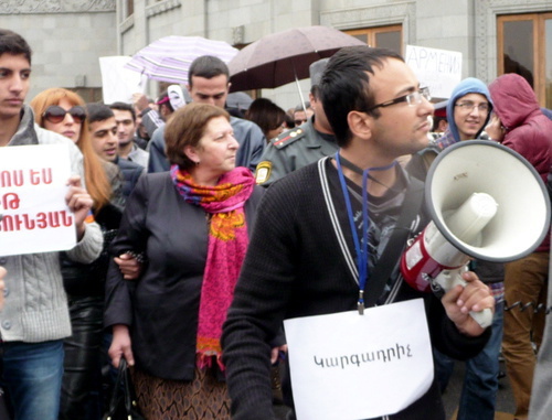 Шествие в поддержку арестованных участников акции "Марш миллиона масок". Ереван, 9 ноября 2013 г. Фото Армине Мартиросян для "Кавказского узла"