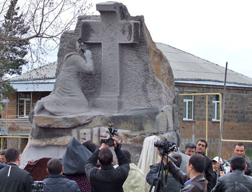 В грузинском городе Ниноцминда на территории парка Дома Молодежи состоялось открытие памятника жертвам геноцида армян в Османской империи. 23 апреля 2014 г. Фото Эдиты Бадасян для "Кавказского узла"