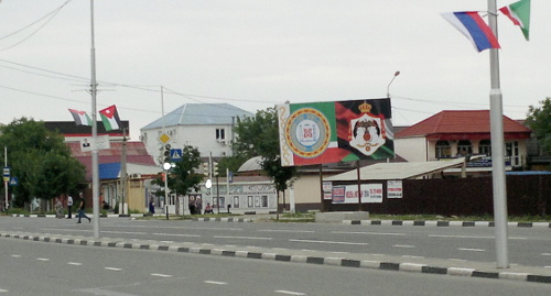 Грозный, 19 июня 2014 г. Улица Маяковского, украшенная флагами в честь визита короля Иордании в Чечню. Фото "Кавказского узла"