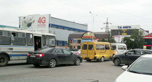 Грозный, 19 июня 2014 г. Автомобильная пробка в районе рынка "Беркат", возникшая из-за перекрытия дороги для следования кортежа с королем Иордании. Фото "Кавказского узла"