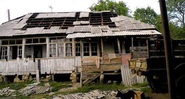 Дом в селе Растау после войны. Фото Луизы Оразаевой для "Кавказского узла"