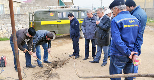 Рейдовые мероприятия по ограничению поставки газа потребителям-должникам с привлечением сотрудников МВД и администраций муниципальных органов власти. Поселок Ленинкент, Кировский район Махачкалы. Фото http://www.kawkazrg.ru/