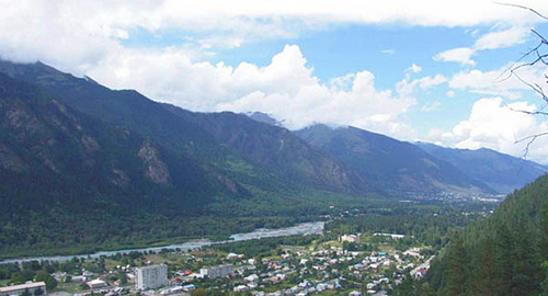 Вид города Теберда и окрестных гор. Фото: Iltever at ru.wikipedia, https://ru.wikipedia.org/wiki/%D2%E5%E1%E5%F0%E4%E0#mediaviewer/File:Teberda.jpg