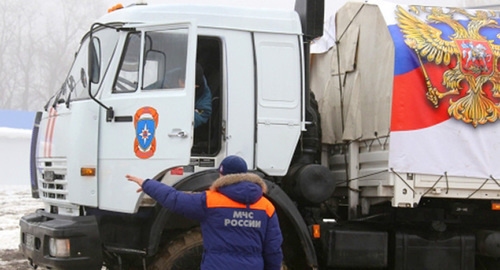 Сотрудник МЧС провожает автоколонну с гуманитарным грузом. Фото: http://www.mchs.gov.ru/upload/site1/M8v0XhBLXp-homepage_main.jpg