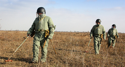 Разминирование местности военнослужащими. Фото: http://мультимедиа.минобороны.рф/multimedia/photo/gallery.htm?id=19268@cmsPhotoGallery