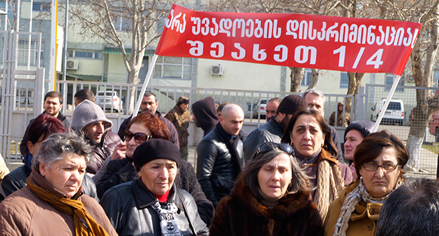 Родственники заключенных перед зданием Глданской тюрьмы №8 под транспарантом «Нет дискриминации пожизненно заключенных». Тбилиси, февраль 2015 г. Фото Беслана Кмузова для «Кавказского узла»