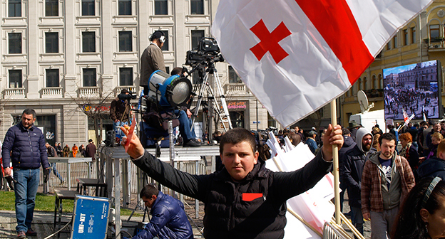 Молодой человек на митинге в Тбилиси, март 2015. Фото Беслана Кмузова для "Кавказского узла"