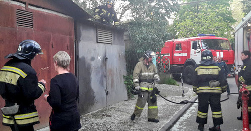 Пожар в гаражных боксах, расположенных между многоквартирными домами на улице Гагарина. Сочи, 29 апреля 2015 г. Фото Светланы Кравченко для "Кавказского узла"