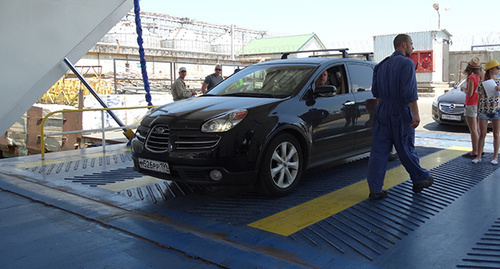 Погрузка автомобиля на паром. Керченская переправа. Фото Нины Тумановой для "Кавказского узла"