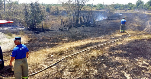 Пожарные тушат пожар на окраина Цхинвала, район Гафеза. 28 июля 2015 г. Фото Арсена Козаева для "Кавказского узла"