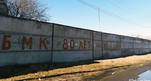 Надпись на территории маисового комбината в Беслане, "БМК 80 лет - 1932-2012". Фото Сергея Агеева, http://ru-abandoned.livejournal.com/1433811.html