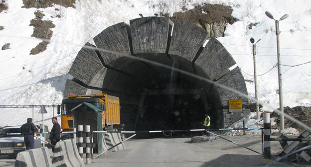 Въезд в туннель на Транскавказской автомагистрали. Фото: http://www.vestikavkaza.ru/news/Transkam-zakryli-iz-za-ucheniy.html